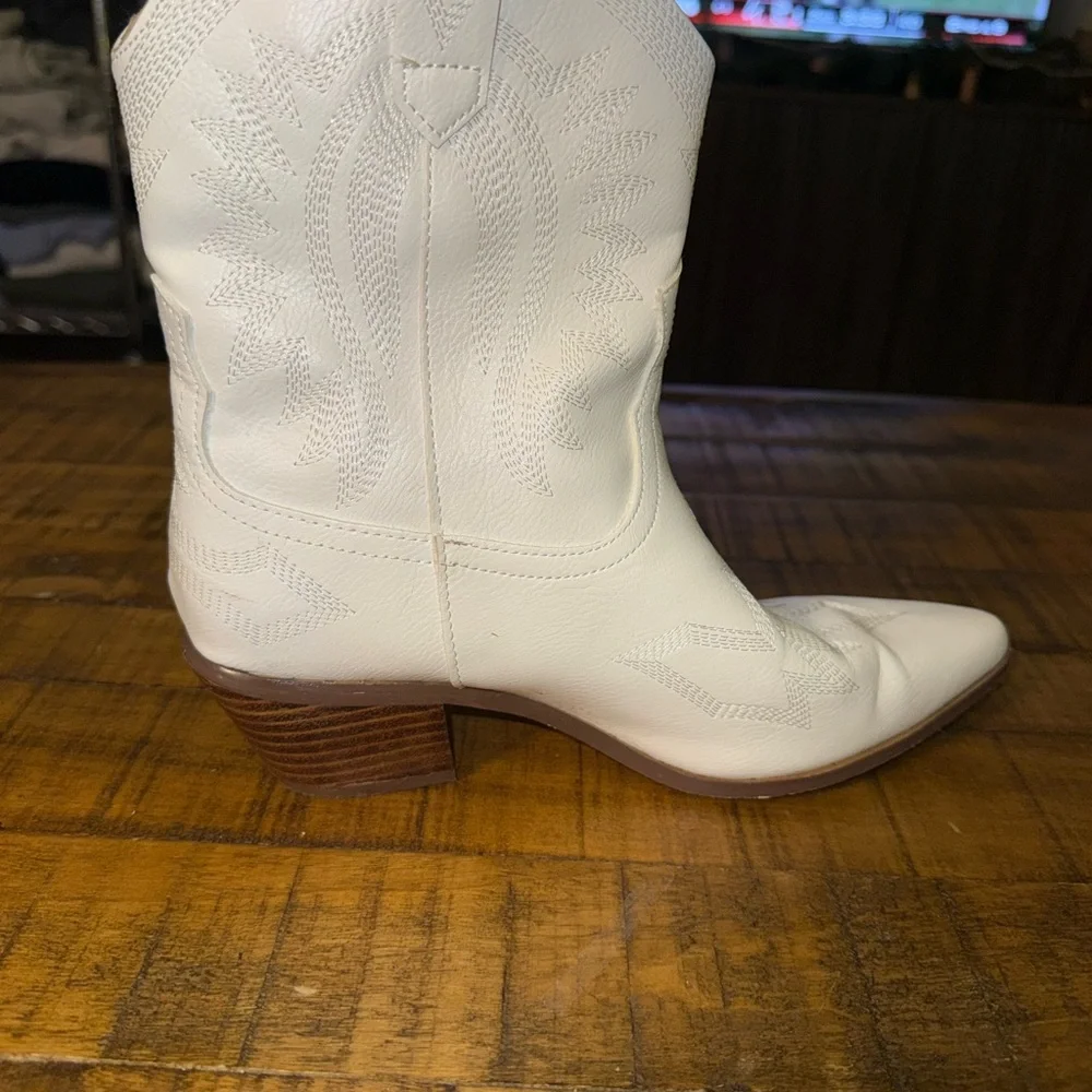 White Western Cowgirl Boots - Picture 7 of 9